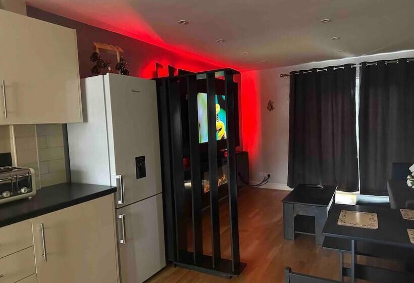 Резиденция Remarkable 2 Bed House In Northolt