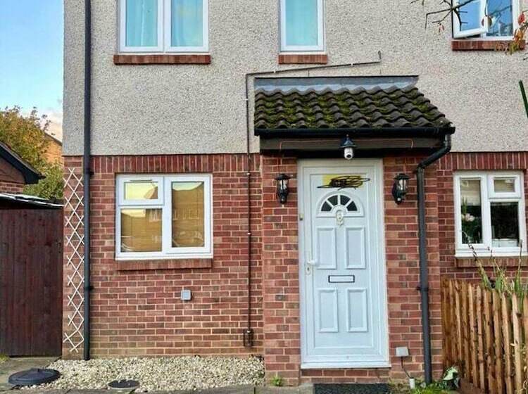 Резиденция Remarkable 2 Bed House In Northolt