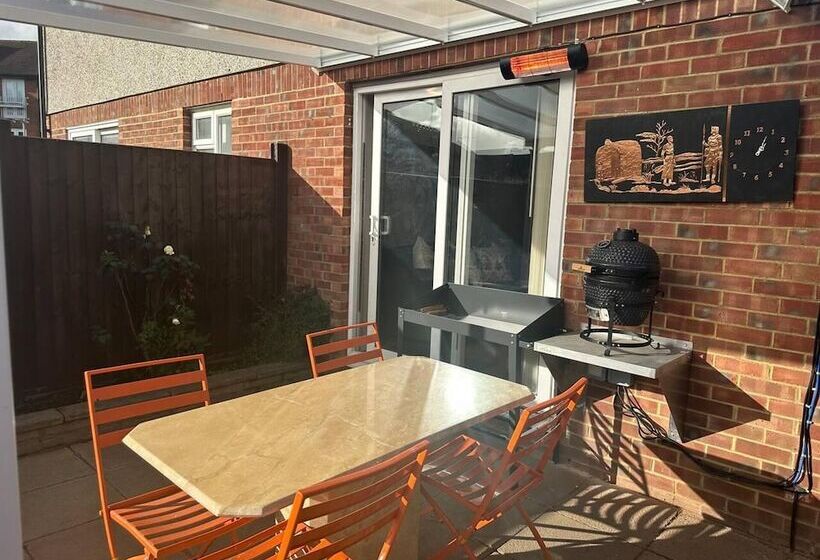 إقامة Remarkable 2 Bed House In Northolt