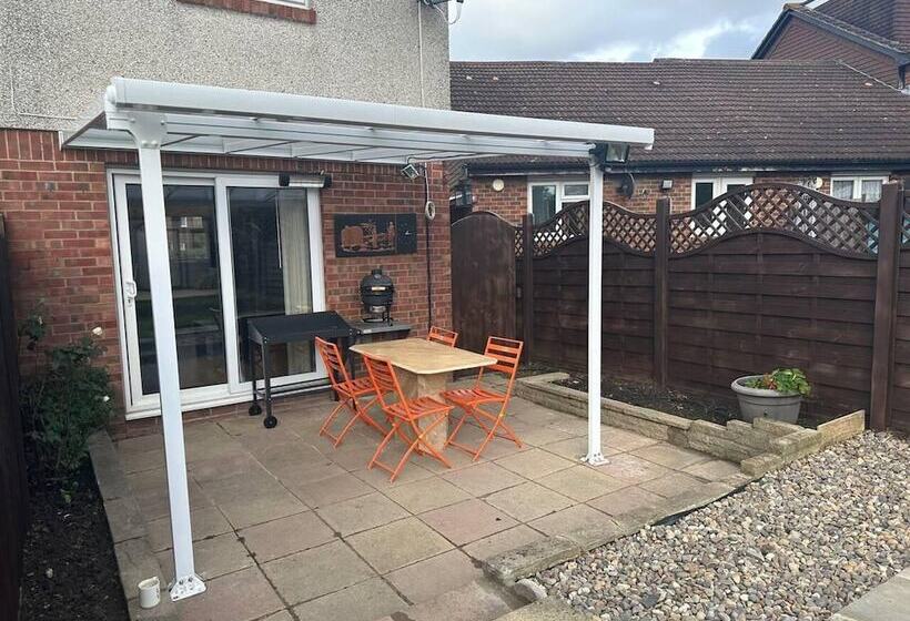 Резиденция Remarkable 2 Bed House In Northolt