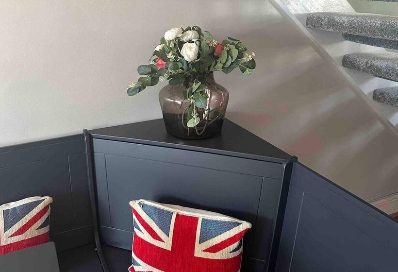 Резиденция Remarkable 2 Bed House In Northolt