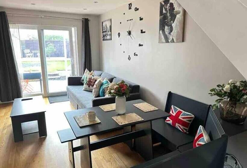 Резиденция Remarkable 2 Bed House In Northolt