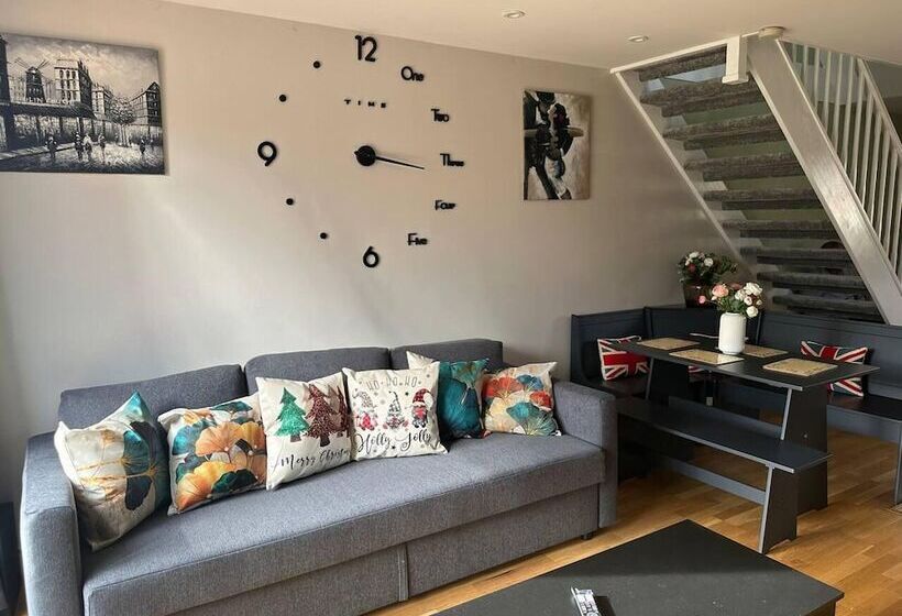 إقامة Remarkable 2 Bed House In Northolt