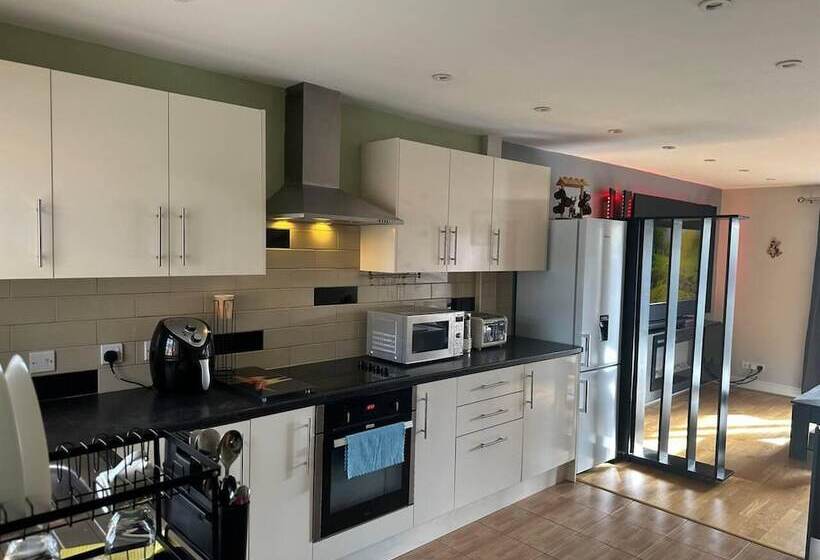 Резиденция Remarkable 2 Bed House In Northolt