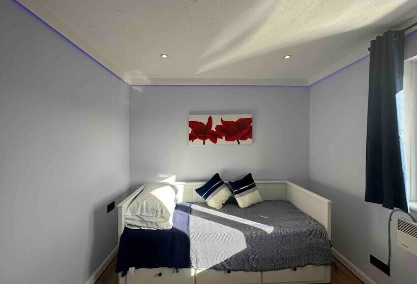 إقامة Remarkable 2 Bed House In Northolt