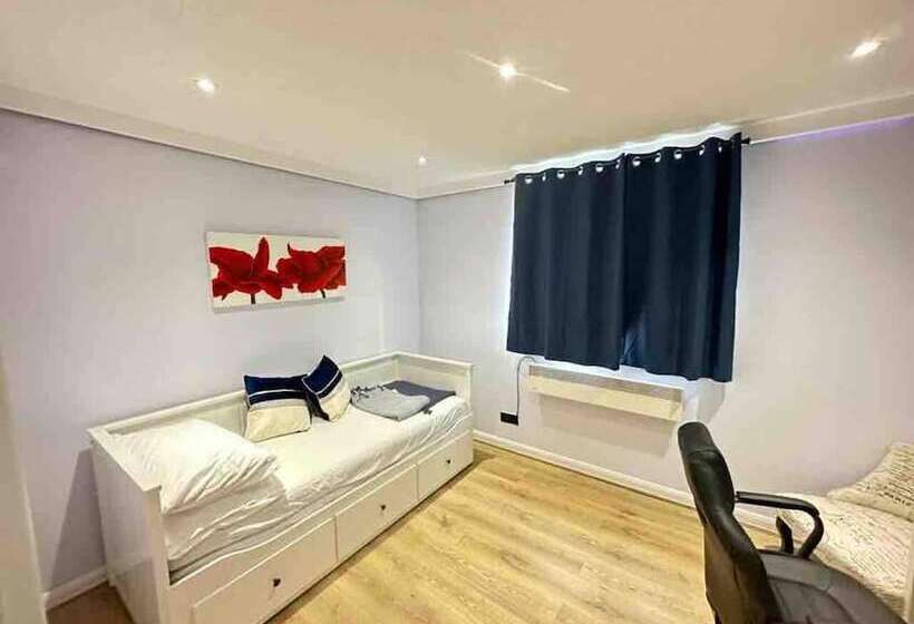 Резиденция Remarkable 2 Bed House In Northolt