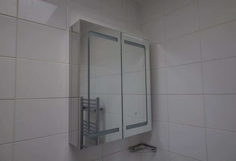 住所  London   4 Beds   Garden   Pet Friendly