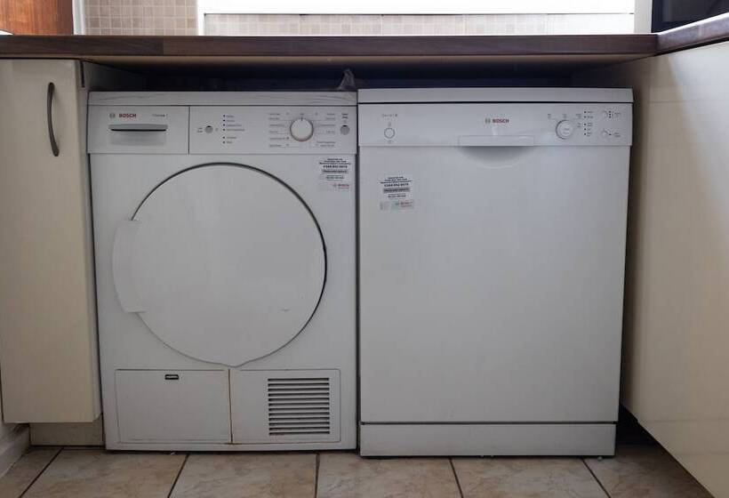 住所  London   4 Beds   Garden   Pet Friendly