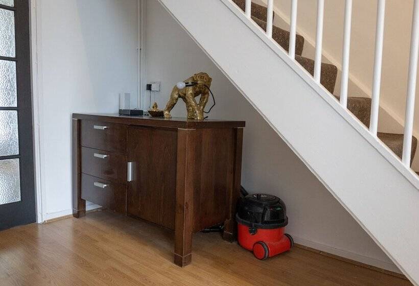 住所  London   4 Beds   Garden   Pet Friendly