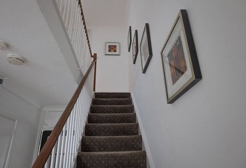 住所  London   4 Beds   Garden   Pet Friendly