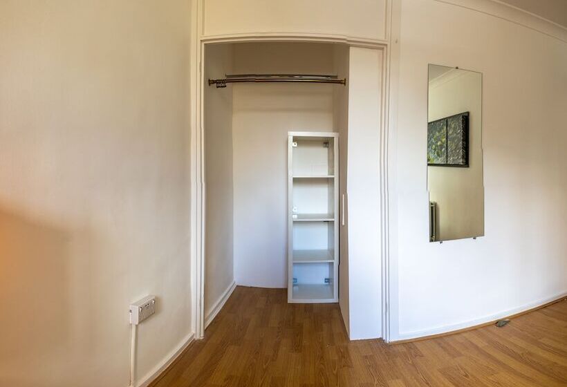 住所  London   4 Beds   Garden   Pet Friendly