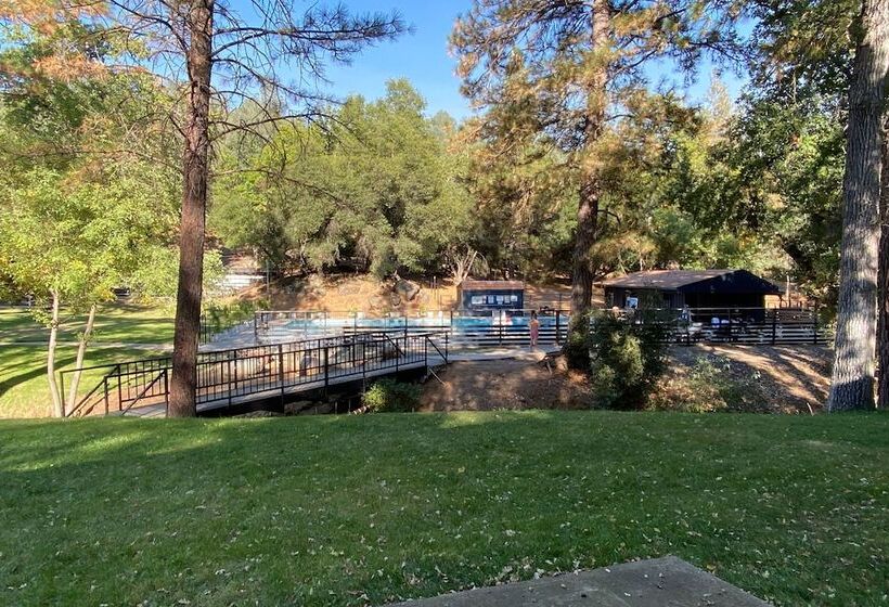 אתר נופש Camp Silver Spur