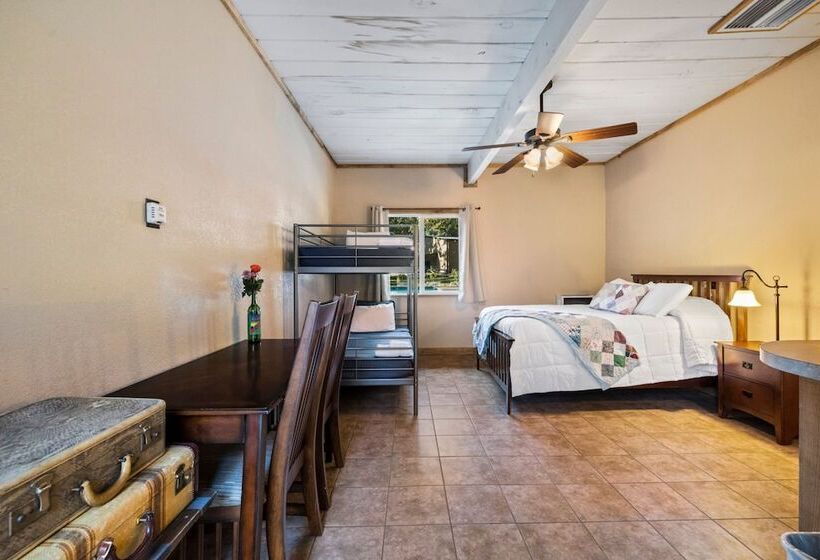 אתר נופש Camp Silver Spur