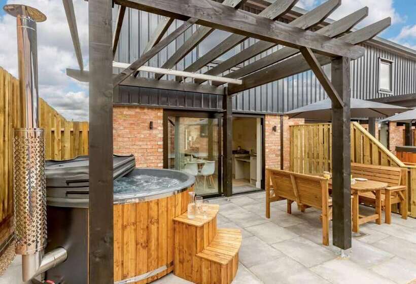 Roe Cottage, Disabled Adapted 2 Bedroom Hot Tub