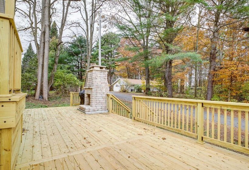 Rustic Retreat: Walk To Great Sacandaga Lake!