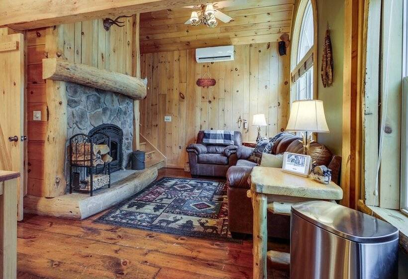 Rustic Retreat: Walk To Great Sacandaga Lake!