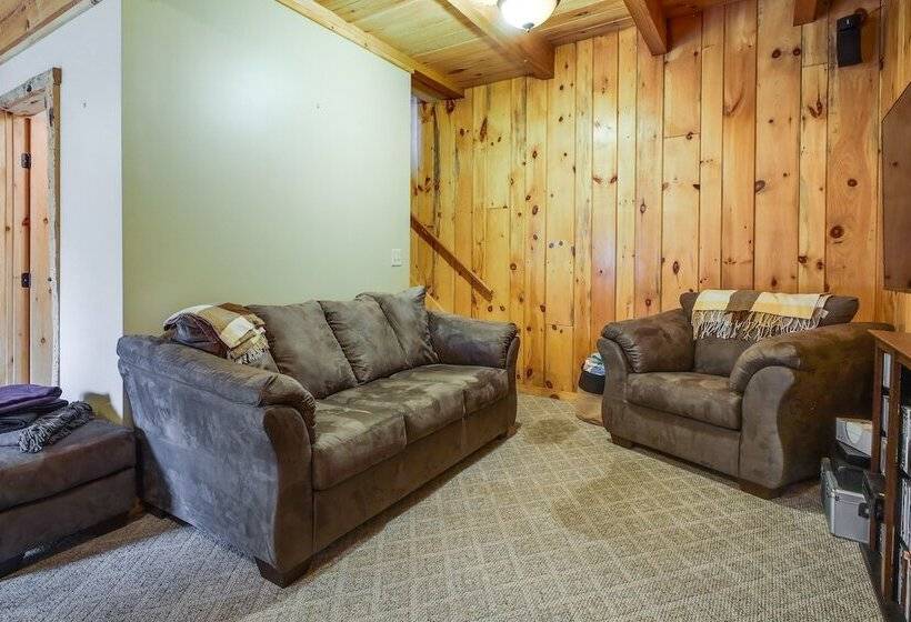 Rustic Retreat: Walk To Great Sacandaga Lake!