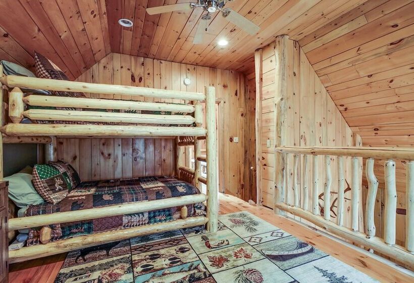 Rustic Retreat: Walk To Great Sacandaga Lake!