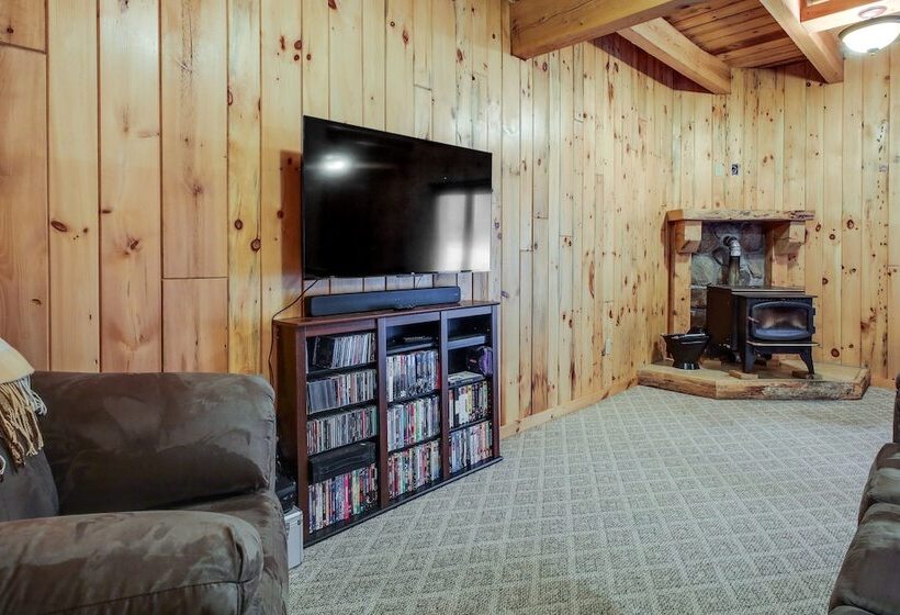 Rustic Retreat: Walk To Great Sacandaga Lake!