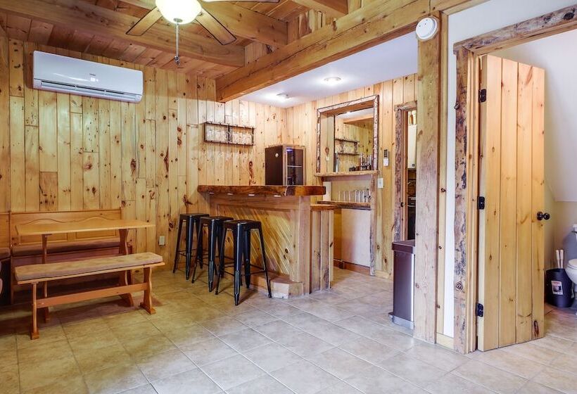 Rustic Retreat: Walk To Great Sacandaga Lake!