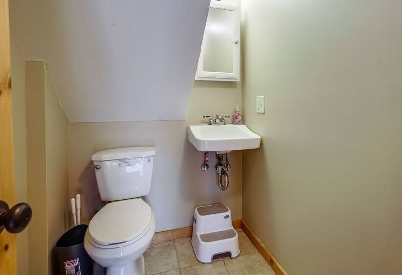 Rustic Retreat: Walk To Great Sacandaga Lake!