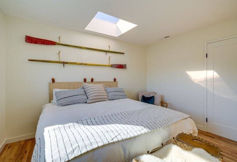 Seaside Home W/ Hot Tub & Patio: Close To Beaches!