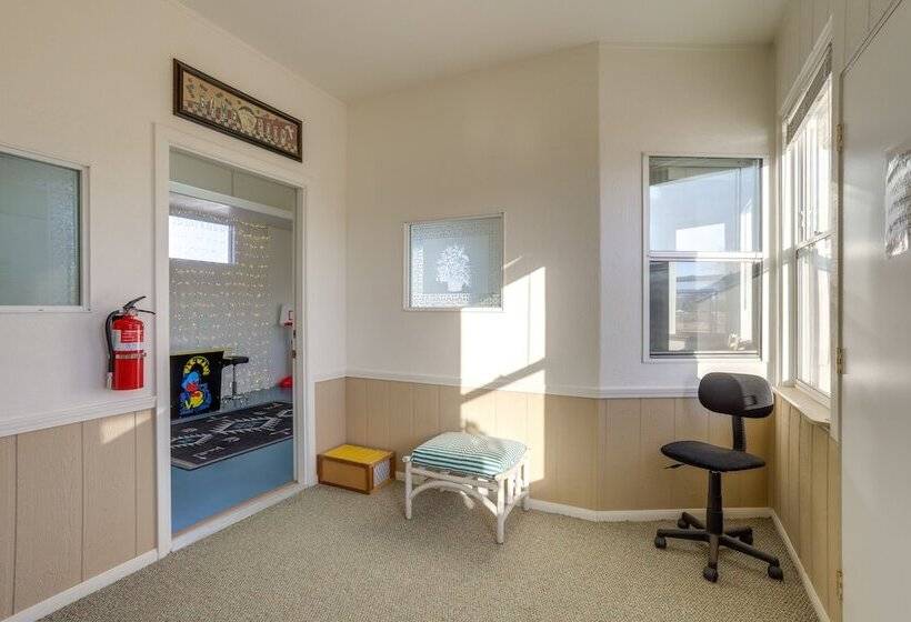 Serene Home W/ Yard   8 Mi To Joshua Tree!