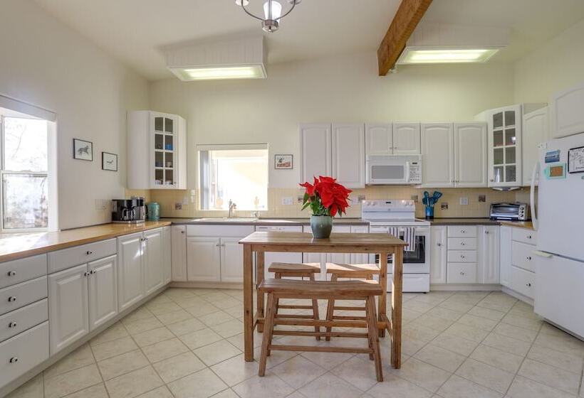 Serene Home W/ Yard   8 Mi To Joshua Tree!