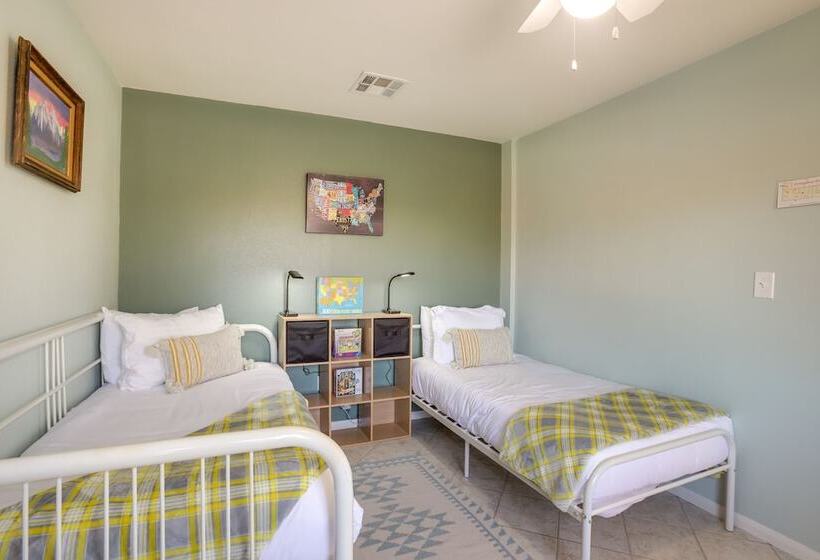 Serene Home W/ Yard   8 Mi To Joshua Tree!