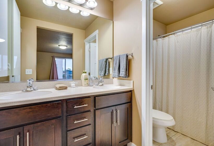 South Salt Lake Home W/ Hot Tub: 7 Mi To Downtown