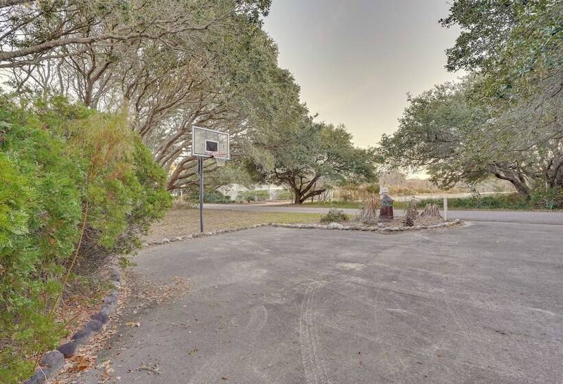 Outer Banks Retreat   Walk To Beach!