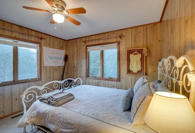 Outer Banks Retreat   Walk To Beach!