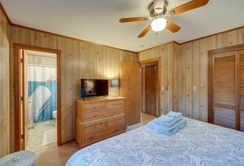 Outer Banks Retreat   Walk To Beach!