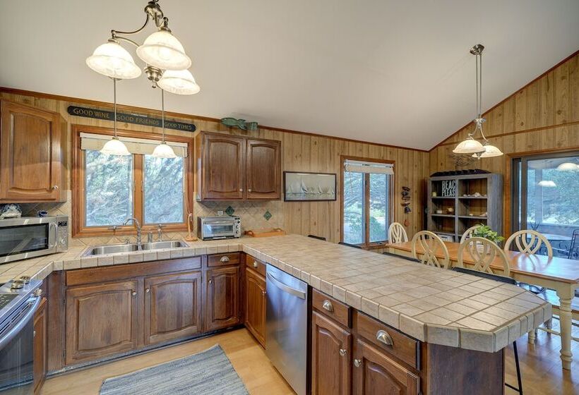 Outer Banks Retreat   Walk To Beach!