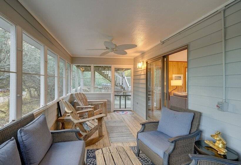 Outer Banks Retreat   Walk To Beach!