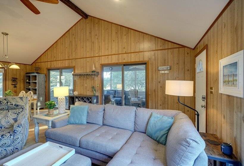 Outer Banks Retreat   Walk To Beach!