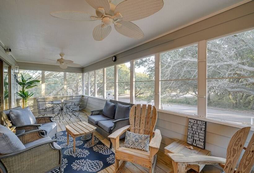 Outer Banks Retreat   Walk To Beach!