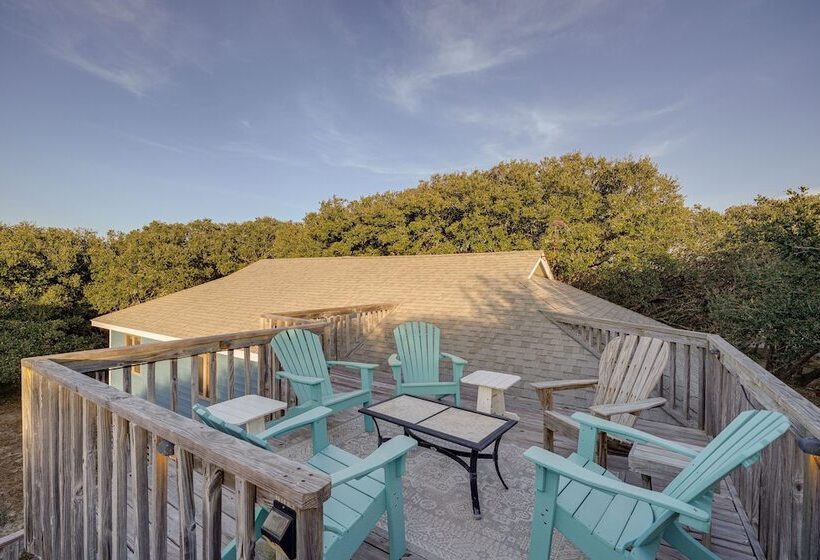 Outer Banks Retreat   Walk To Beach!