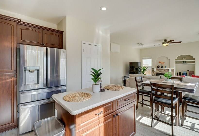 Spacious Family Retreat 4 Mi To Downtown!