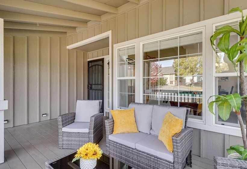 Spacious Family Retreat 4 Mi To Downtown!