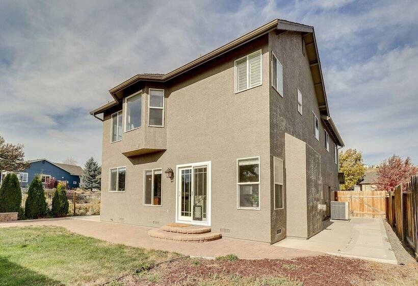 Spacious Family Retreat   4 Mi To Downtown!