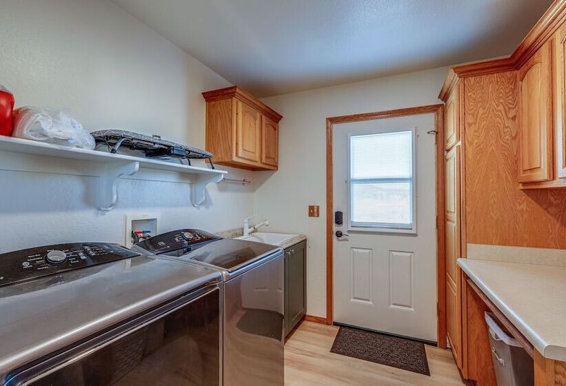 Scenic Flagstaff Home W/ Hot Tub & Mountain Views