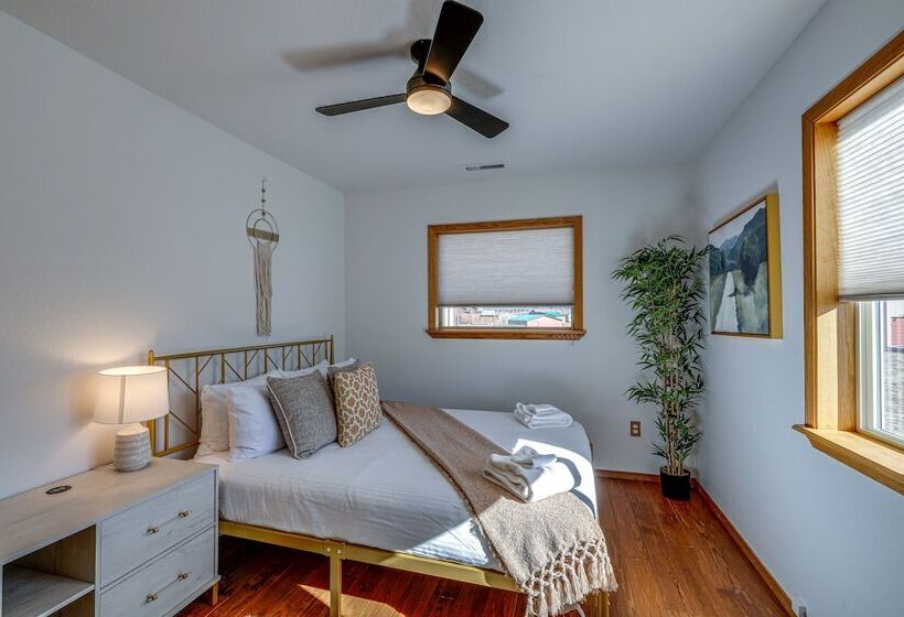 Scenic Flagstaff Home W/ Hot Tub & Mountain Views