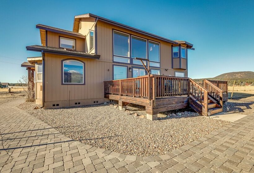 Scenic Flagstaff Home W/ Hot Tub & Mountain Views