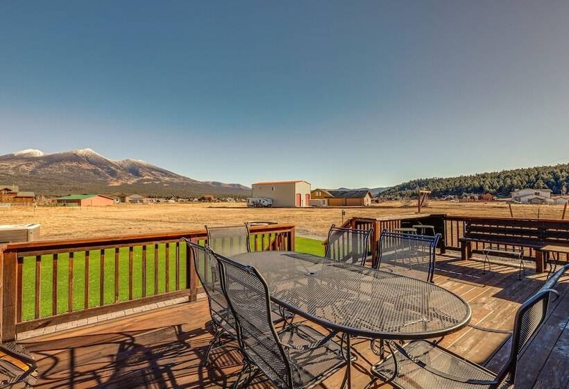 Scenic Flagstaff Home W/ Hot Tub & Mountain Views