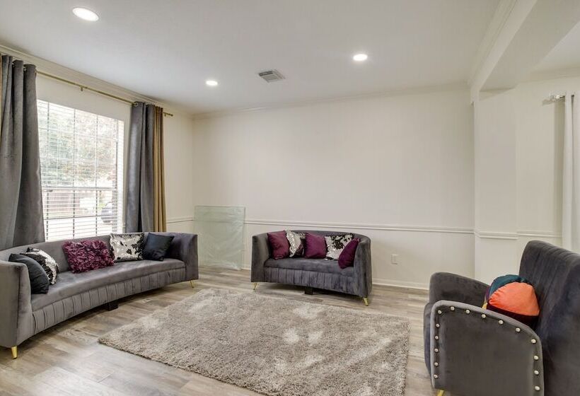 Spacious Houston Home W/ Patio, Grill & Fireplace!