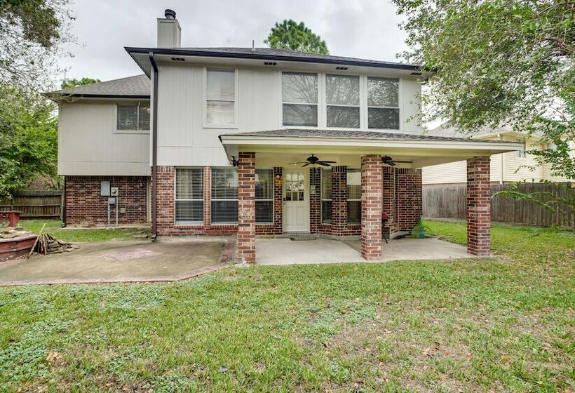 Spacious Houston Home W/ Patio, Grill & Fireplace!