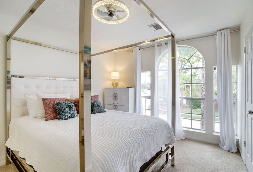 Spacious Houston Home W/ Patio, Grill & Fireplace!