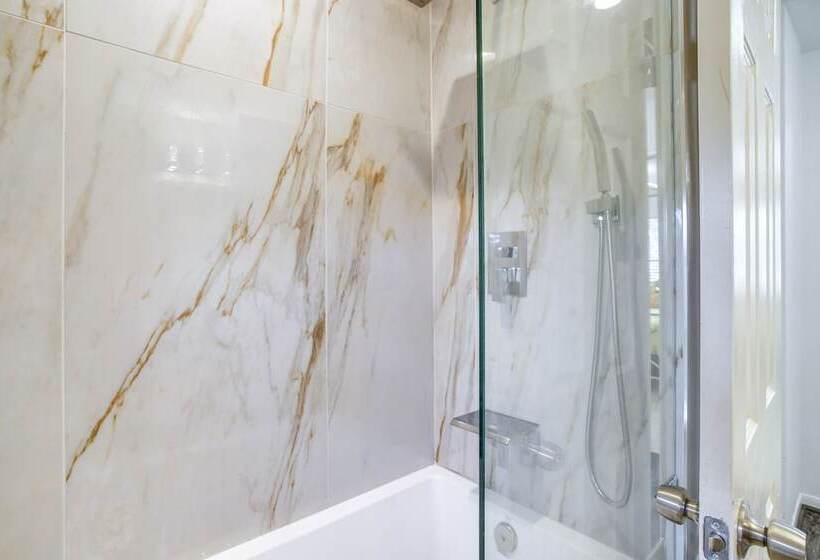 Spacious Houston Home W/ Patio, Grill & Fireplace!