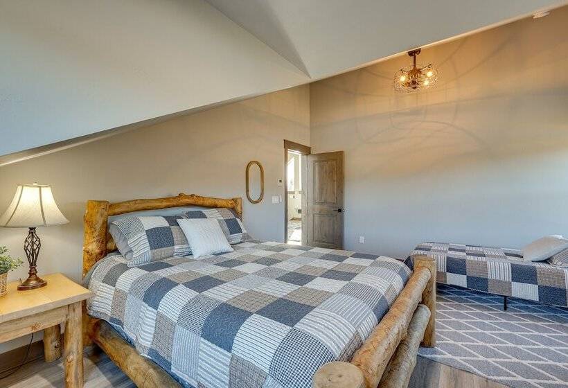 Spacious Mccall Home W/ Private Lake Access!